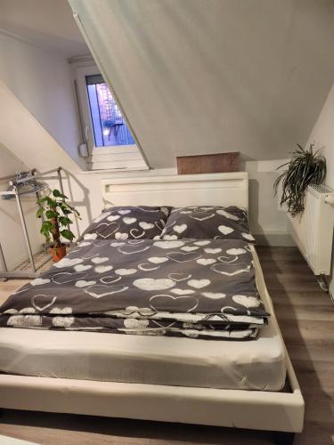 ein Bett mit einer schwarz-weißen Decke drauf in der Unterkunft Gästezimmer Sakowski in Lörrach