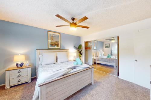 斯科茨代爾的住宿－Sunbeam Condo，一间卧室配有一张床和吊扇