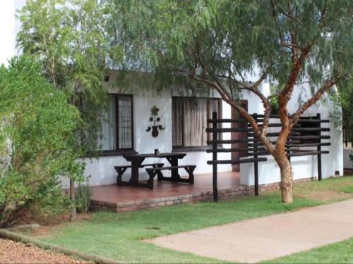 a picnic table in front of a house at Geluksdam Guest House in Olifantshoek