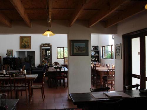 un ristorante con tavoli e sedie in una stanza di Geluksdam Guest House a Olifantshoek