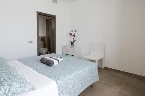 ein Schlafzimmer mit einem Bett mit zwei Kissen darauf in der Unterkunft Villino Liber in Mailand