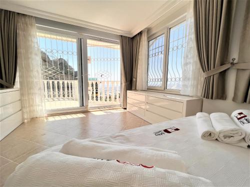 Ένα ή περισσότερα κρεβάτια σε δωμάτιο στο Dazzling Villa with Private Pool in Alanya