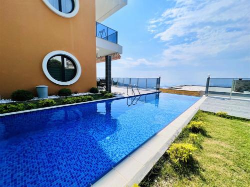 una piscina al lado de un edificio en Villa with Private Pool and Terrace in Alanya en İshaklı