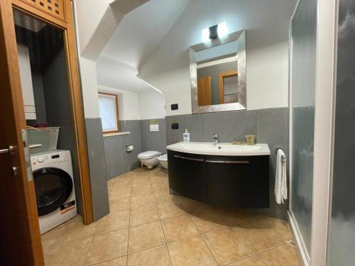bagno con lavandino e servizi igienici di Garda Lake - Appartamenti a Castelnuovo del Garda