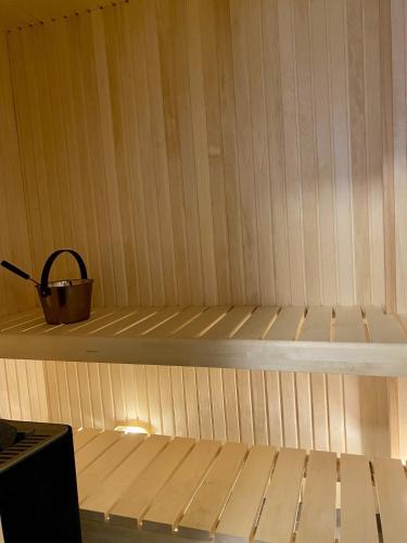 a small sauna with a bucket on top of it at Kåvanstugan Funäsdalen in Funäsdalen