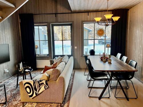 a living room with a couch and a table at Kåvanstugan Funäsdalen in Funäsdalen