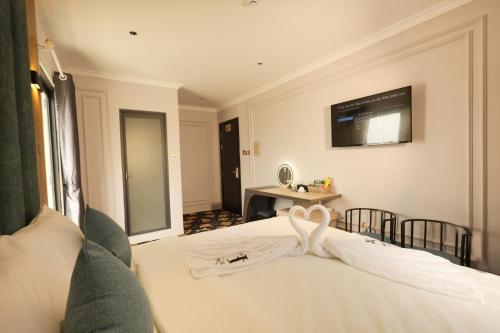 a hotel room with a bed and a television at Phước Hưng 3 Hotel in Vĩnh Long