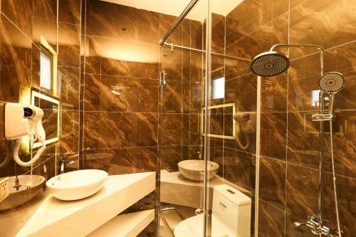 a bathroom with a shower and a toilet and a sink at Phước Hưng 3 Hotel in Vĩnh Long