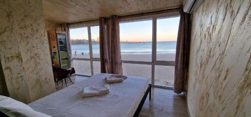 En eller flere senge i et værelse på Lazy Lounge Apartments