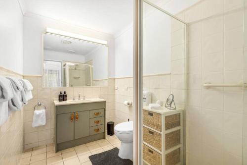 a bathroom with a toilet and a sink and a shower at Spacious 4 bedroom Geelong Home in Belmont