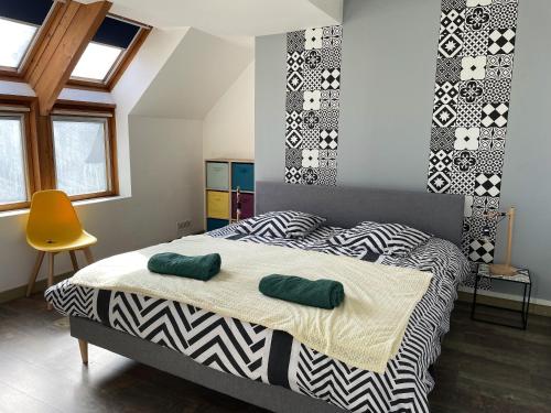1 dormitorio con 1 cama con 2 almohadas verdes en Maison de 5 chambres avec jardin amenage et wifi a Saint Hernin, en Saint Hernin