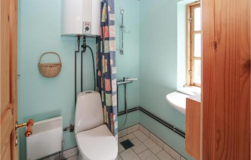 1 Bedroom Amazing Apartment In Sams في Ballen: حمام مع مرحاض ومغسلة