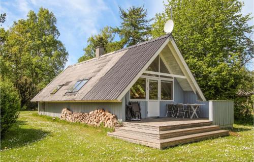 a small house with a roof with a deck at 2 Bedroom Pet Friendly Home In Samsø in Nordby