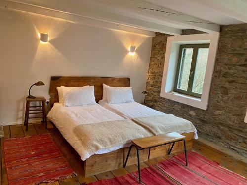um quarto com uma cama grande e uma janela em Klavze 28 em Most na Soči