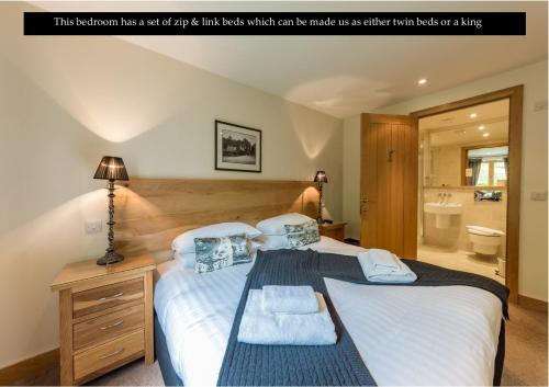 1 dormitorio con 1 cama grande y baño en Mains of Taymouth Country Estate 5* Gallops Apartments, en Kenmore