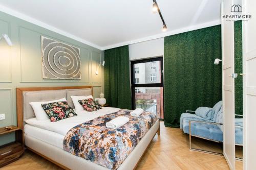 een slaapkamer met een bed en een raam bij Rezydencja Wintera by Apartmore in Gdańsk