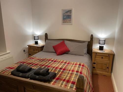um quarto com uma cama com duas mesas de cabeceira em Ty'n y Cwm, Nant Peris em Dinorwic