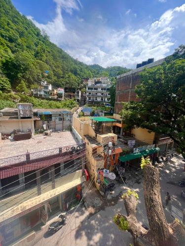 an overhead view of a city with buildings and a tree at Hotel Manikut in Rishīkesh