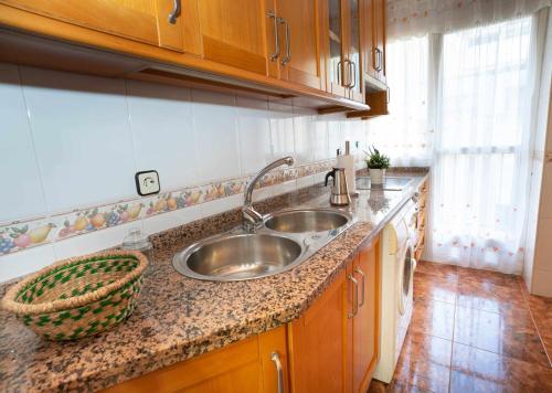 uma cozinha com um lavatório e uma bancada em Mesones parking gratis climatizado em Jaén
