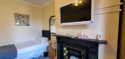 Μια τηλεόραση ή/και κέντρο ψυχαγωγίας στο Diamonds Guest House