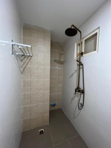a bathroom with a shower with a basketball hoop at Jasmine Vangvieng Hotel in Vang Vieng