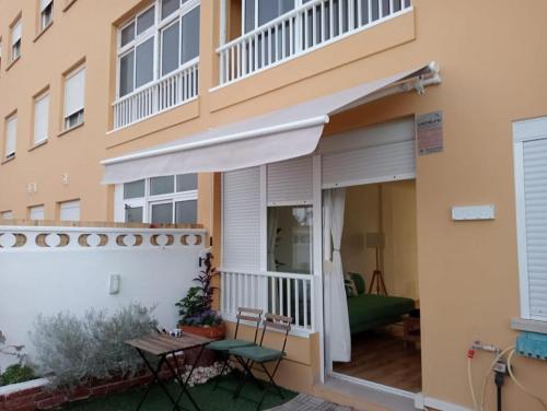 un balcone con tenda da sole su un edificio di Anka Talo a El Médano