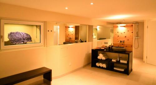 德哥米斯的住宿－Serpentin Apartment，客房设有带水槽和镜子的浴室