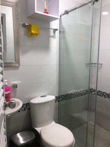 a bathroom with a toilet and a glass shower at Hermoso Apartamento de 2 alcobas in Cartagena de Indias