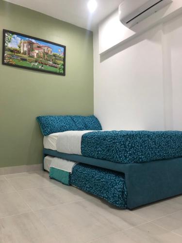 a room with a bed with blue sheets on it at Hermoso Apartamento de 2 alcobas in Cartagena de Indias