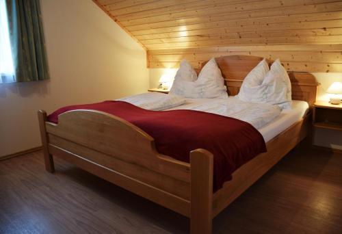 ein Schlafzimmer mit einem Bett in einem Holzzimmer in der Unterkunft Bio-Ferienhof Hochbrandt in Spital am Pyhrn