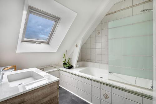Kúpeľňa v ubytovaní Grande maison à 1 km de la mer au Pouliguen !