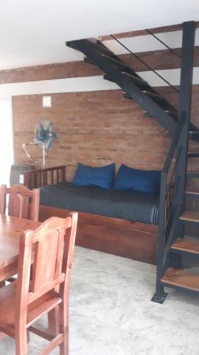 1 dormitorio con litera, mesa y sillas en Complejo Puesta del Sol san Luis en La Punta