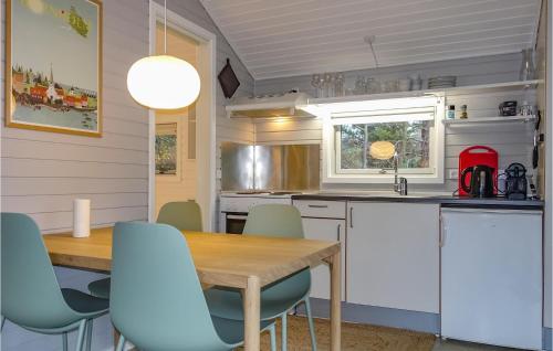 Η κουζίνα ή μικρή κουζίνα στο A Nice Home In Nexø With 2 Bedrooms And Wifi