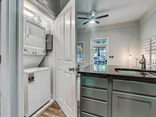 eine Küche mit einer Spüle und einem Kühlschrank in der Unterkunft Corner Store Retreat in Savannah
