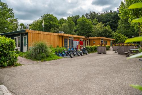 ein Gebäude, in dem Motorräder geparkt sind in der Unterkunft Comfort Rooms by EuroParcs Het Amsterdamse Bos in Amstelveen