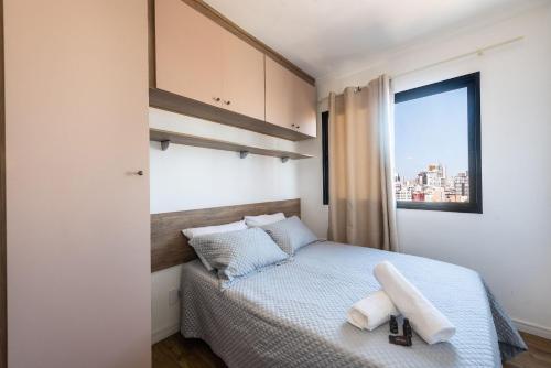 1 dormitorio con 1 cama con 2 toallas en AA13 - Apto 2 Dorms Mobiliado c/ Vaga: Bela Vista!, en São Paulo