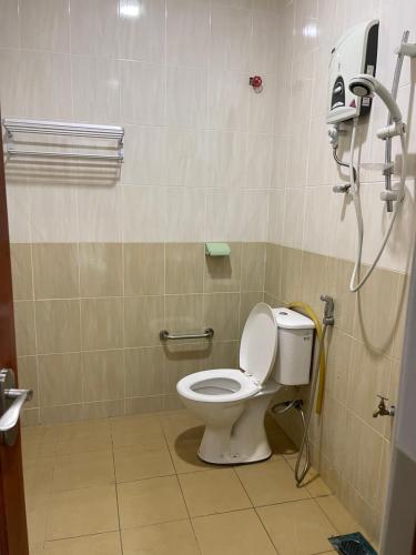uma casa de banho com um WC e um chuveiro em Coconut House em Malaca