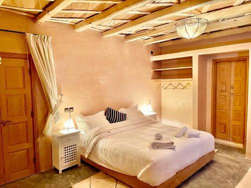 1 dormitorio con 1 cama blanca grande en una habitación en Chateau Imilchil en Imilchil