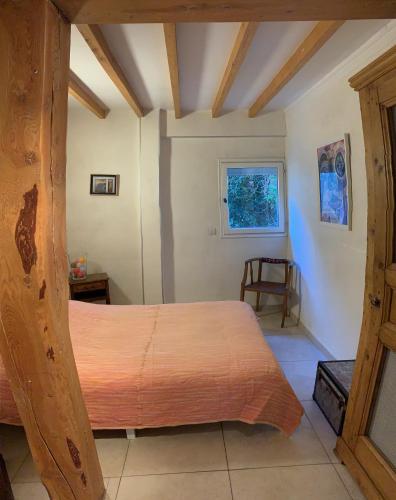 une chambre avec un lit et une fenêtre dans l'établissement Medieval Avignon, calm, stunning & spacious 60m2, à Avignon