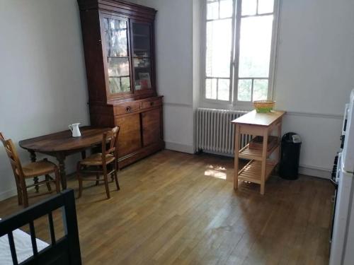 - un salon avec une table en bois, une table et des chaises dans l'établissement Appartement indépendant dans grande maison, à Pouilly-sur-Loire