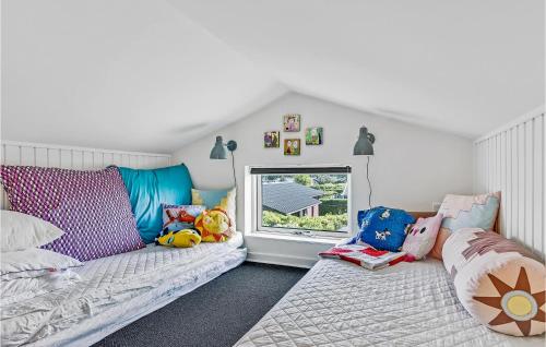 Habitación infantil con cama y ventana en Gorgeous Home In Faaborg With Kitchen, en Bøjden