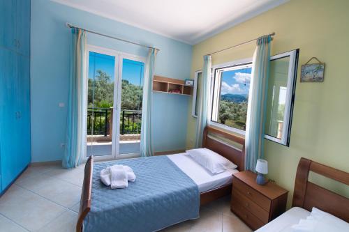 una camera con un letto e una grande finestra di Eleonora's Apartment a Lygia