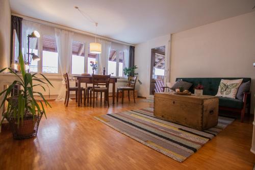 un soggiorno con un divano e un tavolo di Ferienwohnung Frostenegg a Nussbaumen