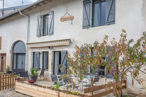 a white house with windows and a fence at Terre d'Emeraude - Charmante maison avec sauna in Vosbles