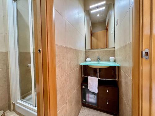 W łazience znajduje się umywalka i prysznic. w obiekcie Apartamento espacioso y familiar w mieście Terrassa