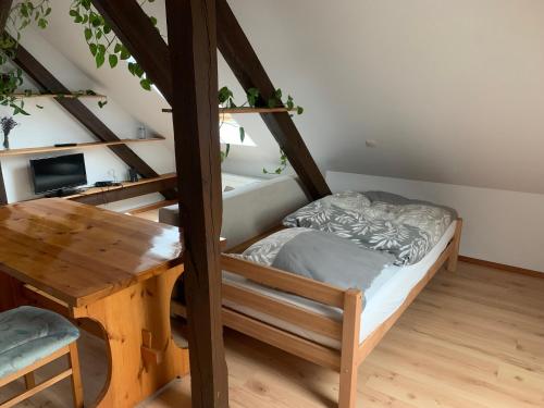 a room with a bunk bed and a table at Ferienwohnung Sophie in Berlin