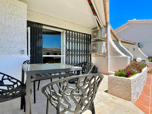 un patio con tavolo e sedie sul balcone. di RIVIERA PLAYA 200m to the beach in Riviera del Sol, Mijas Costa a Sitio de Calahonda