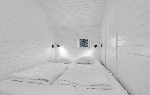 1 cama blanca grande en una habitación con paredes blancas en Gorgeous Home In Nex With Wifi en Neksø