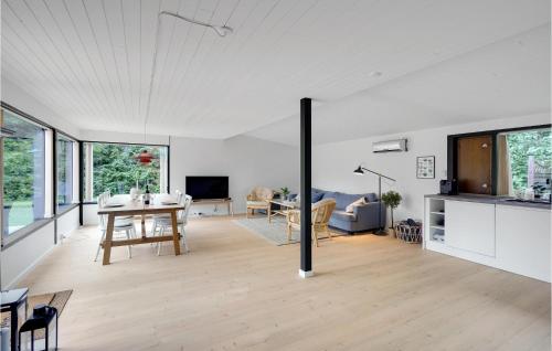 Bøtø ByにあるGorgeous Home In Væggerløse With 4 Bedrooms And Wifiのオープンリビングルーム(テーブル付)、キッチン