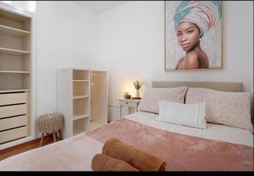 - une chambre avec un lit orné d'une peinture murale dans l'établissement Casa mia, à Arrecife